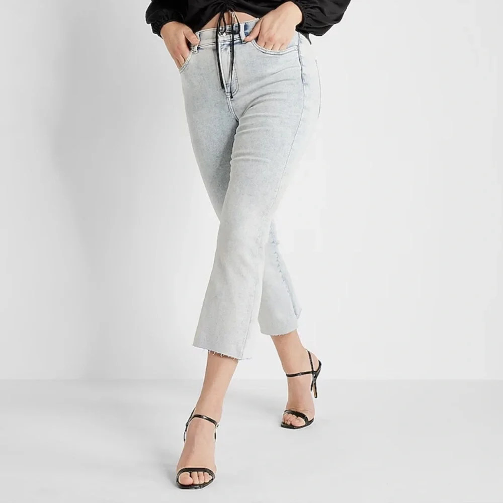 Express Women’s High Waisted Light Wash Raw Hem Cropped Flare Jeans, Size 8P - Picture 1 of 6